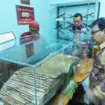 Rektor UIN Antasari melihat langsung Mushaf Al-Qur'an lama berumur 1.000 tahun (Foto:Muhammad Sandi Rosyadi)