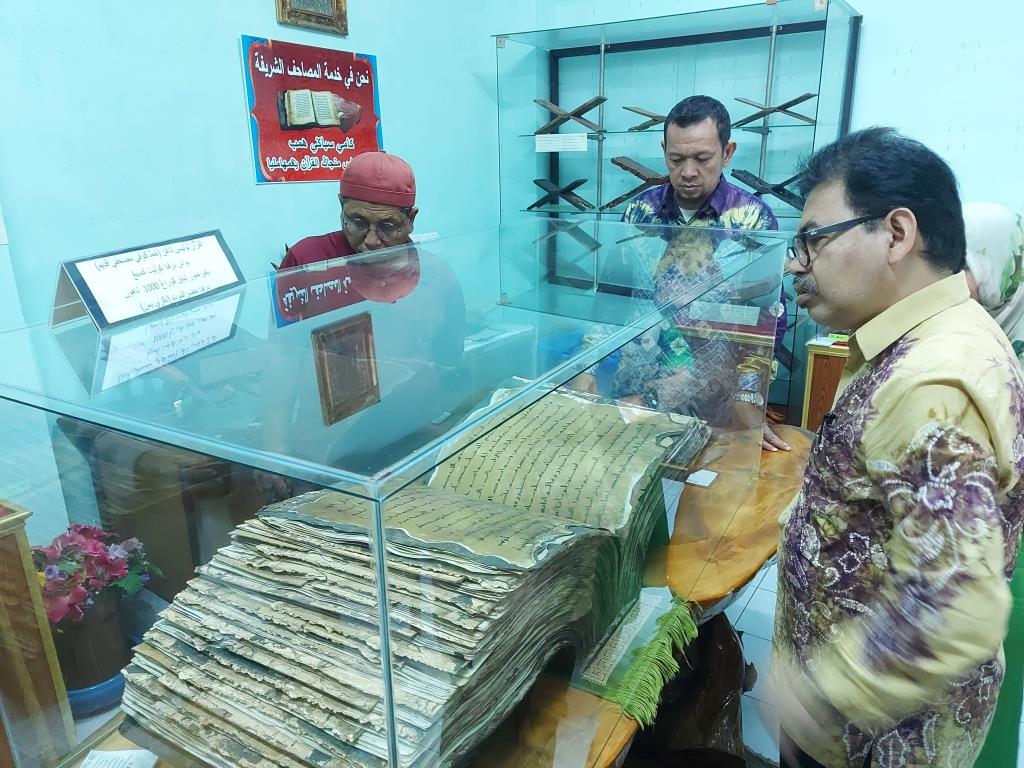 Rektor UIN Antasari melihat langsung Mushaf Al-Qur'an lama berumur 1.000 tahun (Foto:Muhammad Sandi Rosyadi)