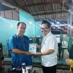 Rektor UIN Antasari menyerahkan kenang-kenangan berupa karyanya kepada Assoc. Prof. Dr. Suhkree Langputeh (Foto:Muhammad Sandi Rosyadi)
