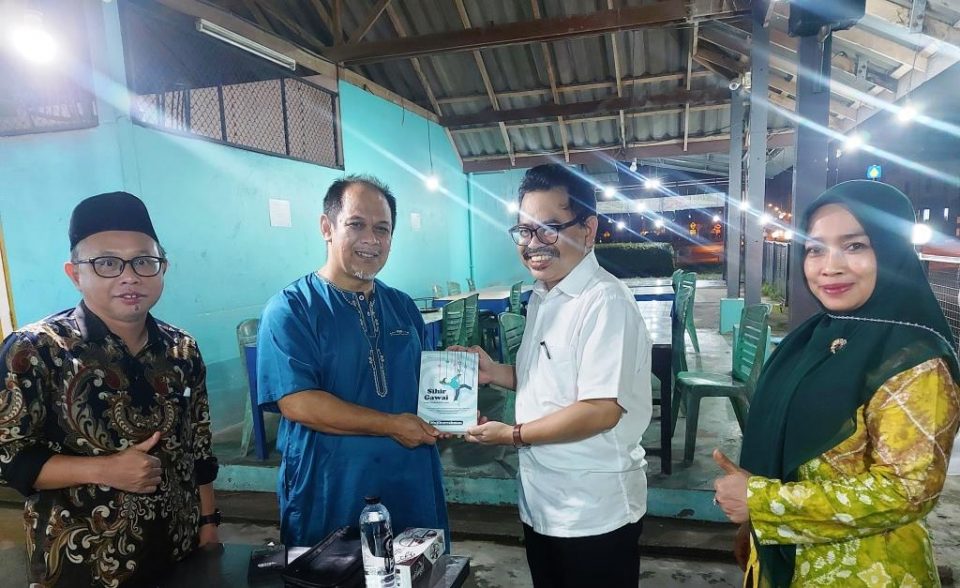 Rektor UIN Antasari menyerahkan kenang-kenangan berupa karyanya kepada Assoc. Prof. Dr. Suhkree Langputeh (Foto:Muhammad Sandi Rosyadi)