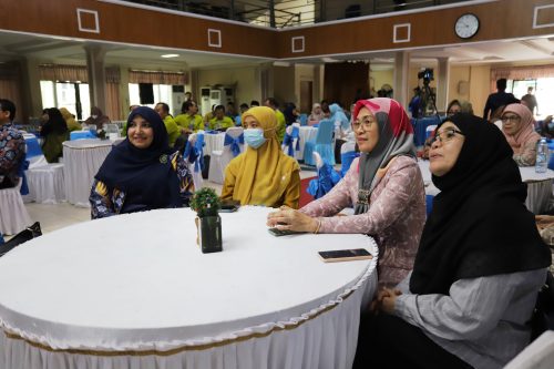 Rektor UIN Syahid Jakarta Prof. Dr. Hj. Amany Lubis, M.A. bersama para tamu AIUA (Foto-Humas-Zulkifli Ariyadi)