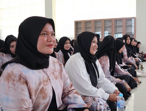 Siti Nur Ariyati (paling kiri) saat mengikuti acara penutupan (Foto:Humas/Achmad Magfur)