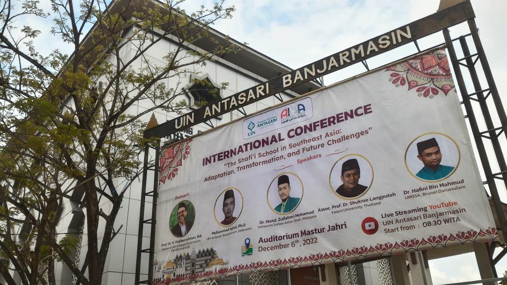 Spanduk Konferensi Internasional 2022 AIUA terpasang di samping Auditorium Mastur Jahri Kampus 1 UIN Antasari Banjarmasin (Foto-Humas-Achmad-Magfur)