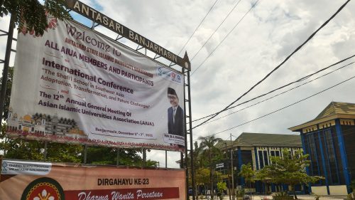 Spanduk ucapan selamat datang dari Rektor UIN Antasari Banjarmasin yang juga Presiden AIUA di Jalan Utama Kampus 1