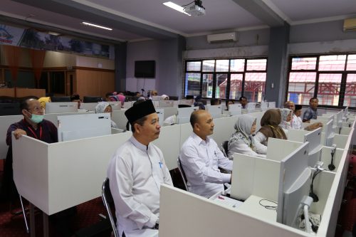 Wakil Rektor UIN Antasari Bidang AUPK Dr. H. Akhmad Sagir, M.Ag. (paling kiri baris pertama) saat mengikuti acara pembukaan (Foto:Humas/Hadi Rustami)