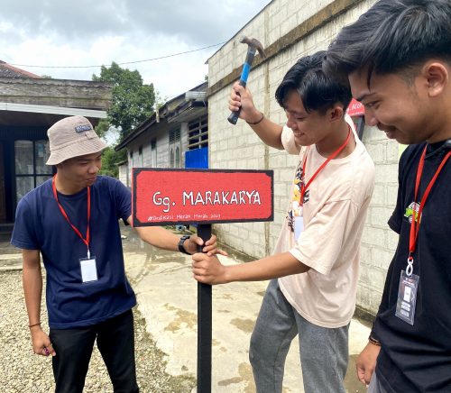 Bantuan pembuatan dan pemasangan plang gang (Foto:HMJ MPI)