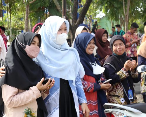 Civitas Academica UIN Antasari berdoa dan bersyukur atas hadirnya bus baru (Foto:Abdussalam)