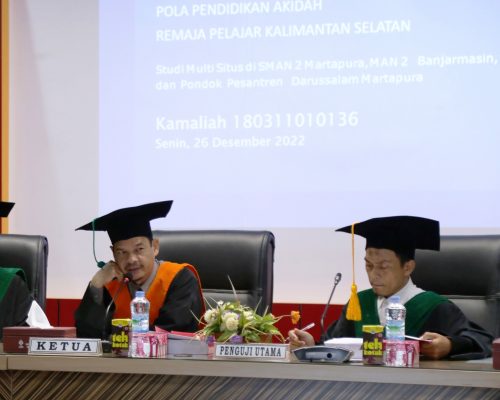 Direktur Pascasarjana UIN Antasari Prof. H. Zulfa Jamalie, Ph.D. saat menjadi Ketua Tim Penguji (Foto:Humas/Zulkifli Ariyadi)