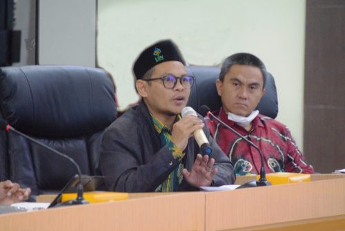 Dr. Ahmad Muradi, M.Ag., Wakil Dekan Bidang Akademik dan Kelembagaan FTK saat mengikuti rapat (Foto:Humas/Hadi Rustami)