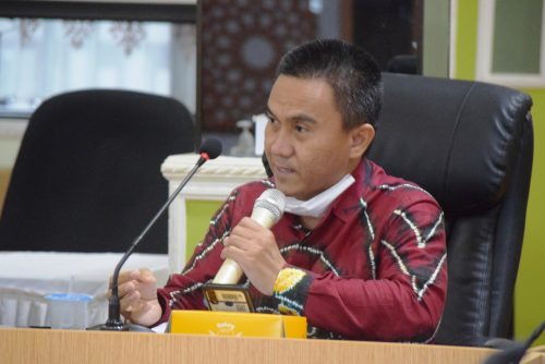 Dr. Norhidayat, S.Ag., M.A. Wakil Dekan FUH Bidang Akademik dan Kelembagaan saat mengikuti rapat (Foto:Humas/Hadi Rustami)