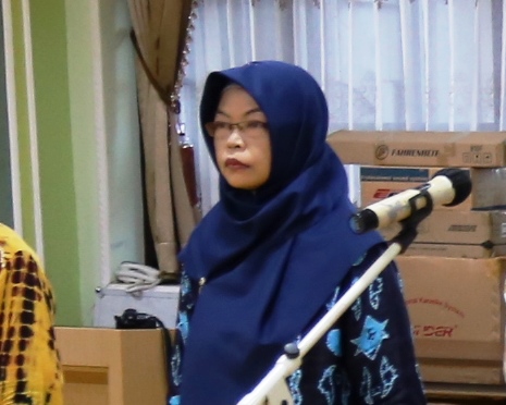 Dr. Siti Muflichah, M.Ag., M.Ed. saat dilantik menjadi Koordinator Pusat Penerbitan, Rumah Jurnal, dan Hak Kekayaan Intelektual LP2M UIN Antasari (Foto:Humas/Hadi Rustami)
