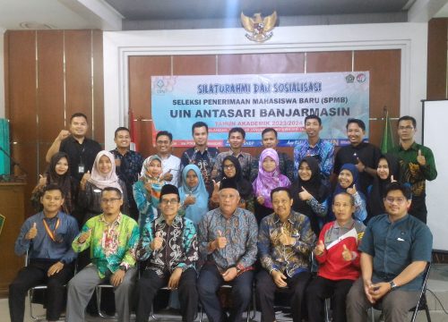 Foto bersama para peserta Sosialisasi Penerimaan Mahasiwa Baru UIN Antasari Zona Hulu Sungai 1 (Foto:Humas/Achmad Magfur)