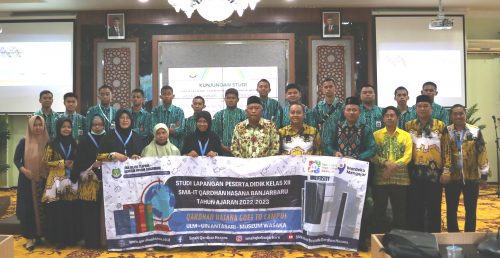 Foto bersama para siswa kelas XII SMA IT Qardhan Hasana Banjarbaru (Foto:Humas/Zulkifli Ariyadi)