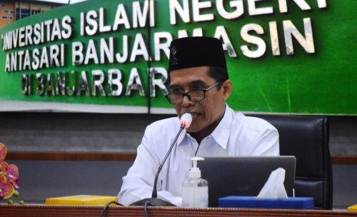 Karo AAKK UIN Antasari Drs. H. Rijalul Faqih, M.Si. saat mempresentasikan hasil kunjungan tim BLU ke UPN Jatim, UIN Surabaya, dan UIN Yogyakarta (Foto:Humas/Hadi Rustami)