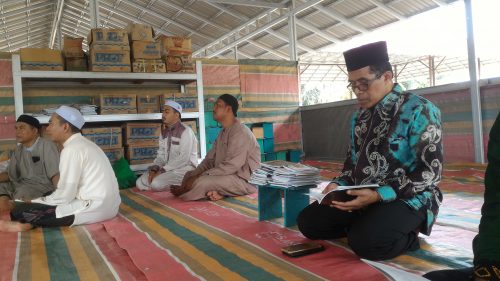 Karo AAKK UIN Antasari Banjarmasin Drs. H. Rijalul Faqih, M.Si. saat berziarah ke makam Guru Kapuh (Foto:Humas/Achmad Magfur)