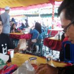 Karo AAKK UIN Antasari Drs. H. Rijalul Faqih, M.Si. saat mampir di persinggahan Haji Ciut di Binuang Kabupaten Tapin (Foto:Humas/Achmad Magfur)
