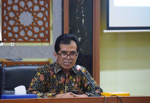 Karo AAKK UIN Antasari Drs. H. Rijalul Faqih, M.Si. saat mengikuti rapat (Foto:Humas/Zulkifli Ariyadi)