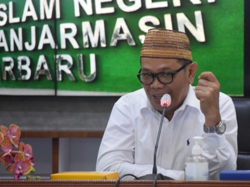 Karo AUPKK UIN Antasari Dr. H. Adnan Nota, M.A. saat mempresentasikan hasil kunjungan Tim PPID ke UIN Semarang dan Yogyakarta (Foto:Humas/Hadi Rustami)