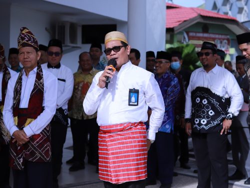 Karo AUPKK UIN Antasari Dr. H. Adnan Nota, M.A. saat memandu acara syukuran (Foto:Humas/Yulida Rifani)