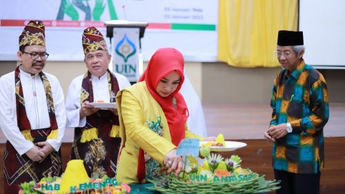 Ketua DWP UIN Antasari Nyonya Hj. Mariani Mujiburrahman saat ikut memotongkan tumpeng (Foto:Humas/Yulida Rifani)