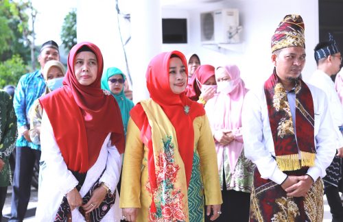Ketua DWP UIN Antasari Nyonya Hj. Mariani Mujiburrahman saat menghadiri acara syukuran (Foto:Humas/Yulida Rifani)