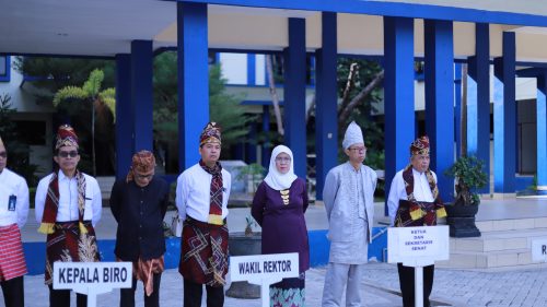 Ketua Senat bersama para wakil rektor dan kepala biro (Foto:Humas/Yulida Rifani)