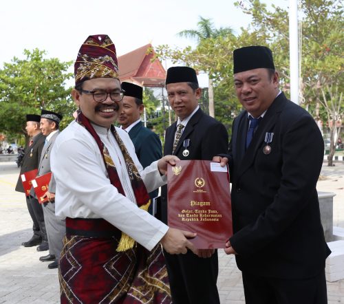 Muhammad Amin Paris, S.Pd., M.Si saat menerima Satyalacana Karya Satya 10 Tahun (Foto:Abdussalam)