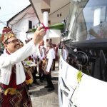 Nuansa budaya Melayu, tepung tawar bus baru oleh Rektor UIN Antasari bjm (Foto:Abdussalam)