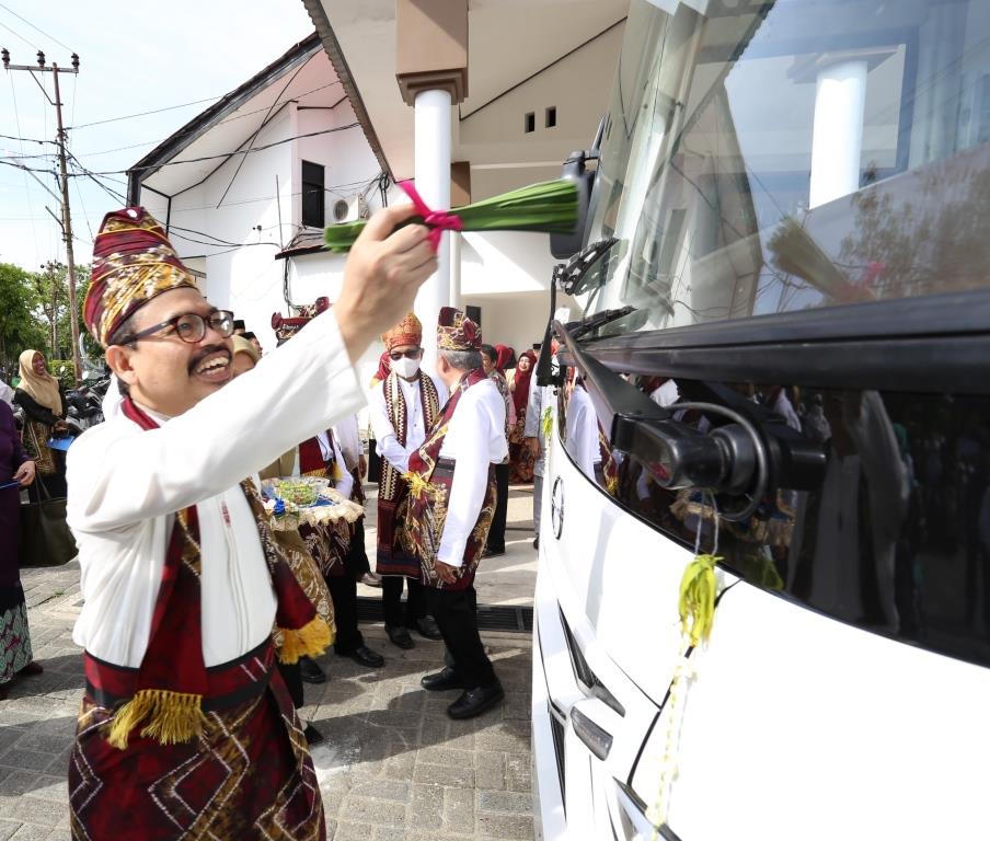 Nuansa budaya Melayu, tepung tawar bus baru oleh Rektor UIN Antasari bjm (Foto:Abdussalam)