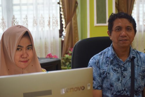 Nurrizky Novita Wardhani, S.Kom., M.I.Kom. dan Erwinsyah, M.Kom. saat membantu kelancaran jalannya rapat (Foto:Humas/Zulkifli Ariyadi)