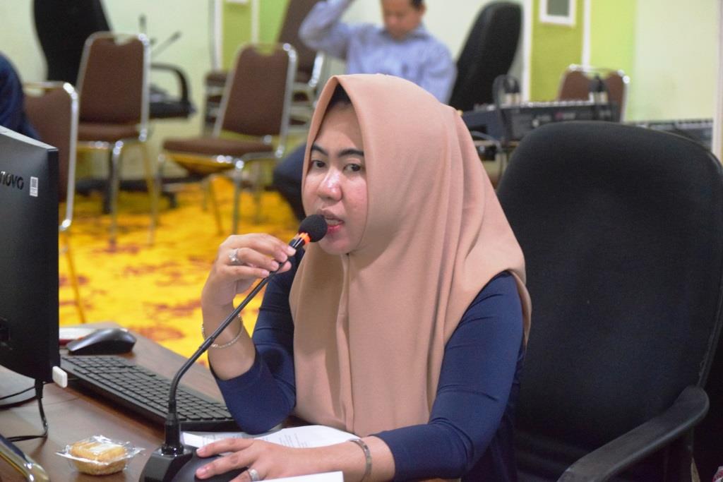 Operator UIN Antasari Nurrizky Novita Wardhani, S.Kom., M.I.Kom. saat menyosialisasikan 5 jalur masuk PTKIN (Foto:Humas/Hadi Rustami)