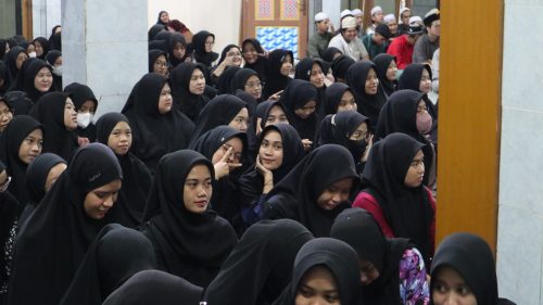 Para mahasantriwati bergembira mengikuti program pemondokan (Foto:Humas/Achmad Magfur)