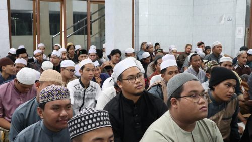 Para mahasantri sedang mendengarkan cerita-cerita inspiratif dari Rektor (Foto:Humas/Achmad Magfur)