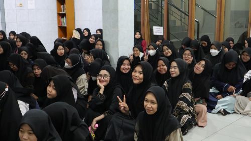 Para mahasantriwati senang saat mengikuti program pemondokan (Foto:Humas/Achmad Magfur)