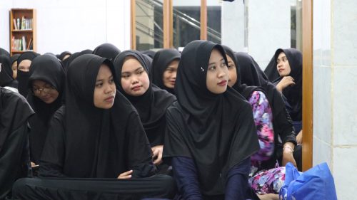 Para mahasantriwati serius mendengarkan nasihat-nasihat dari Rektor (Foto:Humas/Achmad Magfur)