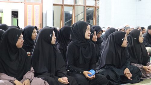 Para mahasantriwati serius mendengarkan petuah-petuah penting dari Rektor (Foto:Humas/Achmad Magfur)