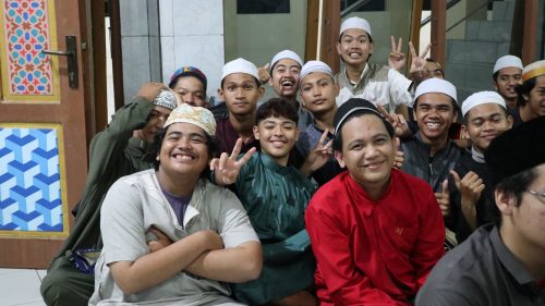 Para mahasiswa asing dari Serawak Malaysia membaur dengan teman-temannya (Foto:Humas/Achmad Magfur)