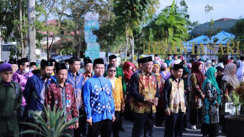 Para pegawai UIN Antasari ceria sebelum mengikuti Upacara (Foto:Humas/Yulida Rifani)