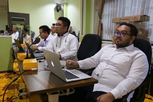 Para pegawai laki-laki saat serius mengikuti rapat (Foto:Humas/Hadi Rustami)