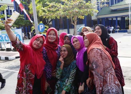 Para pegawai perempuan UIN Antasari ceria bersama di momen HAB ke-77 Kemenag (Foto:Abdussalam)