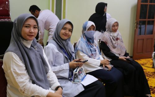 Para pegawai perempuan UIN Antasari saat mengikuti rapat (Foto:Humas/Hadi Rustami)