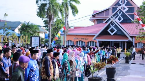 Para peserta upacara memenuhi jalan utama Kompleks Kampus 1 UIN Antasari Banjarmasin (Foto:Humas/Yulida Rifani)