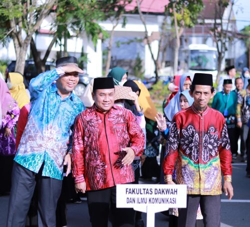 Para pimpinan Fakultas Dakwah dan Ilmu Komunikasi sebelum mengikuti upacara (Foto:Humas/Yulida Rifani)