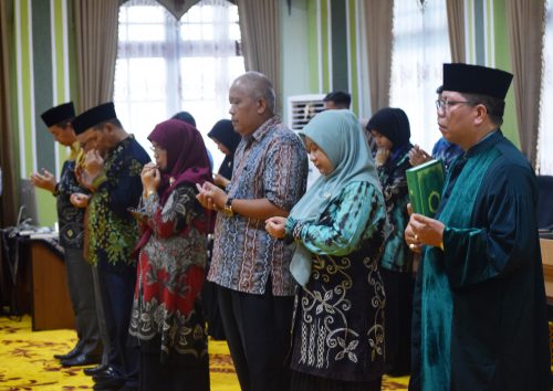 Para pimpinan UIN Antasari bersama rohaniawan saat memanjatkan doa (Foto:Humas/Hadi Rustami)