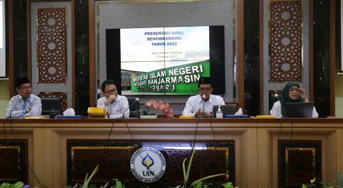 Para pimpinan UIN Antasari saat mempresentasikan hasil kunjungan ke berbagai daerah (Foto:Humas/Hadi Rustami)