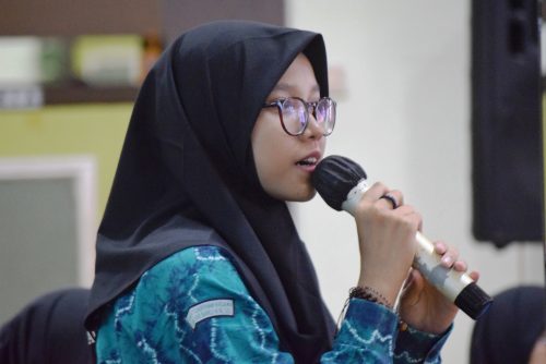 Para siswi SMA IT Qardhan Hasana saat berdialog dengan perwakilan pimpinan UIN Antasari (Foto:Humas/Hadi Rustami)