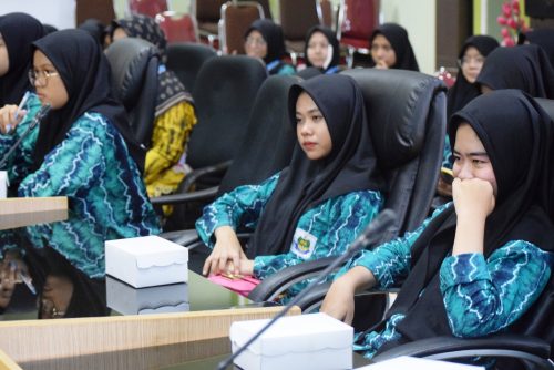 Para siswi SMA IT Qardhan Hasana saat mendengarkan paparan keunggulan-keunggulan UIN Antasari (Foto:Humas/Hadi Rustami)