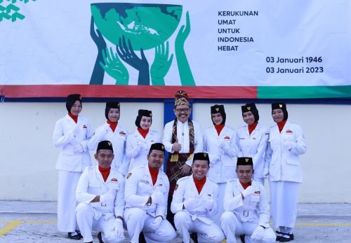 Pasukan pengibar bendera bersama Rektor UIN Antasari (Foto:Humas/Yulida Rifani)