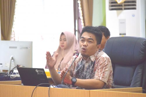 Pegawai senior subbagian Humas Abdi Rif'an Husna, S.T. saat menyampaikan rencana terobosan inovasi sosialisasi penerimaan mahasiswa baru 2023 (Foto:Humas/Achmad Magfur)