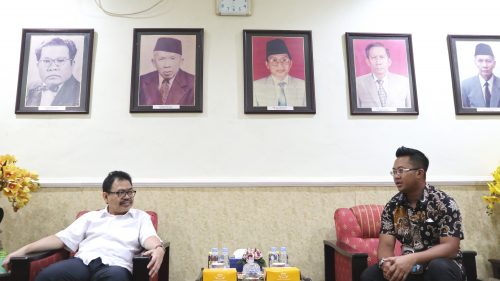 Pembicaraan panjang berbagai isu ekonomi, sosial, pendidikan, hingga perpolitikan Indonesia (Foto:Humas/Achmad Magfur)